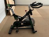 un vélo posé sur une béquille dans un garage