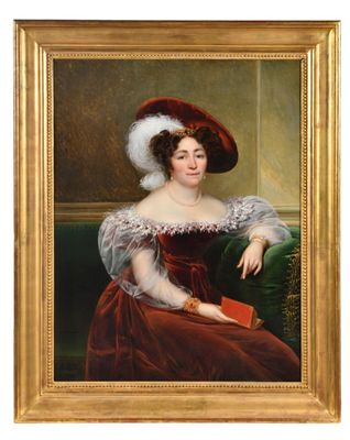 portrait d'une femme vêtue d'une robe rouge et d'un chapeau, tenant un livre rouge