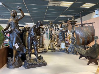 de nombreuses statues exposées dans un magasin