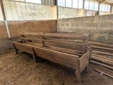 un banc en bois au milieu d'une pièce