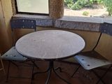 deux chaises et une table sur le balcon d'une maison