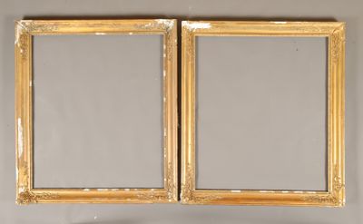 deux miroirs à cadre doré accrochés au mur au-dessus d'un miroir