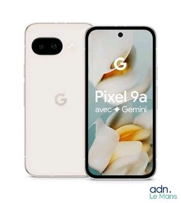 un téléphone Google Pixel blanc à côté d'une fleur blanche sur un fond blanc