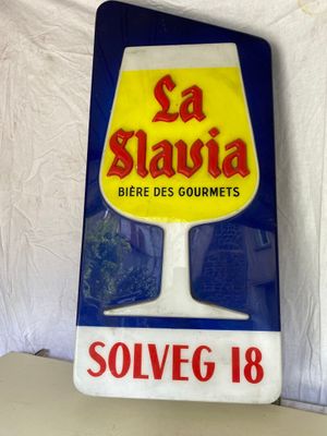 une enseigne sur laquelle on peut lire « La Slavia » et qui représente un verre de vin
