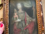 une femme tenant une photo dans un cadre