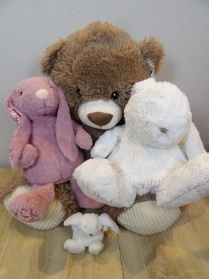 trois peluches posées sur une table