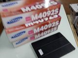 beaucoup de boîtes posées sur une table sur laquelle se trouve un ordinateur portable