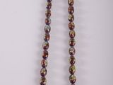 un collier de perles multicolores sur fond blanc