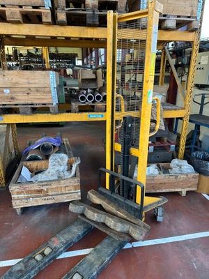 Plusieurs palettes de bois sont posées sur des palettes dans un entrepôt
