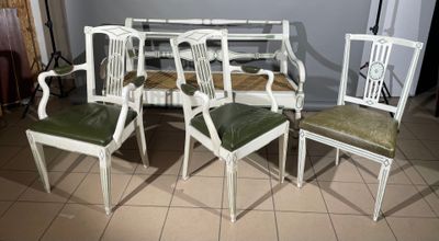 six chaises et une table dans une pièce