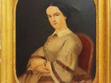 portrait d'une femme en robe marron, assise sur une chaise rouge