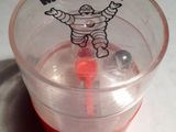 un gobelet en plastique sur lequel est collé un autocollant représentant un personnage de dessin animé