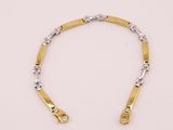 un bracelet en or et en argent muni d'un fermoir