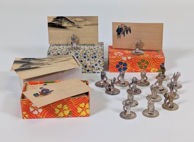 tout un tas de petites figurines en métal posées sur une table