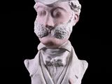 un buste d'homme moustachu portant un haut-de-forme