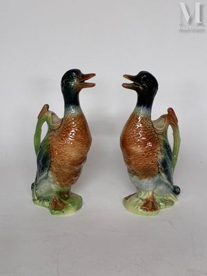 deux canards qui se tiennent l'un à côté de l'autre