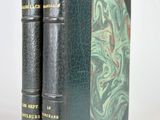 les deux livres sont posés côte à côte sur une surface blanche