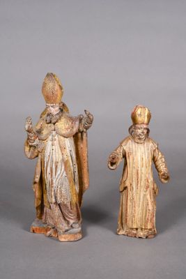 deux figurines représentant un homme et une femme vêtus de costumes médiévaux