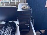 un ordinateur de bureau posé sur une table avec un clavier et une souris
