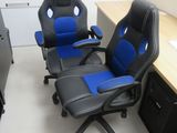 deux chaises de bureau placées l'une à côté de l'autre