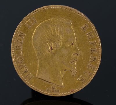 gros plan d'une pièce d'or sur une surface noire