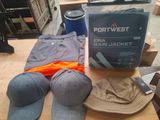 un chapeau, une veste et d'autres objets posés sur une table