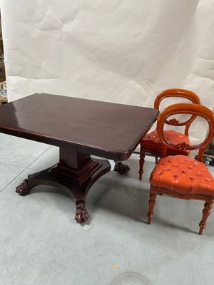 deux chaises et une table dans une pièce avec un fond blanc