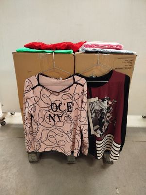 un tas de vêtements posés sur un chariot dans une pièce