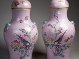une paire de vases roses décorés d'oiseaux et de fleurs peints