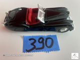 une petite voiture miniature sur laquelle est accrochée une étiquette de prix