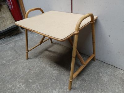 Petite table en bambou et rotin - H.