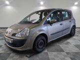 la photo d'une voiture argentée garée dans un garage
