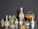 de nombreux vases de toutes sortes sur une table, sur fond noir