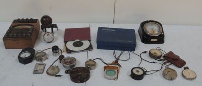 de nombreux types de montres et d'autres objets sur la table