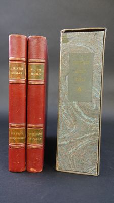 deux livres posés l'un à côté de l'autre sur une table