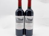 deux bouteilles de vin posées sur une table