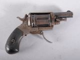 un vieux fusil exposé sur une surface blanche