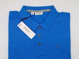 un polo bleu avec une étiquette dessus