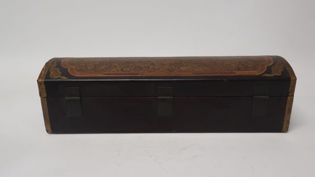 CHINE - XIXe siècle - Boite rectangulaire en bois laqué noir à dé...