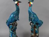 paire d'oiseaux en faïence bleue sur socles en bois, sur fond gris