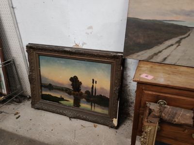 une photo d'un tableau accroché au mur à côté d'une commode