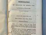 un livre ouvert sur une table, avec une photo en noir et blanc
