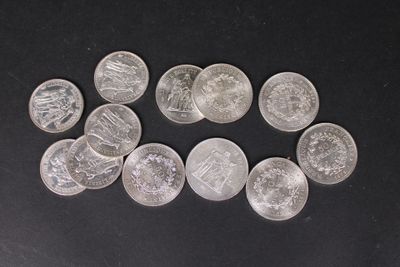 quelques pièces d'argent sont disposées sur une surface noire