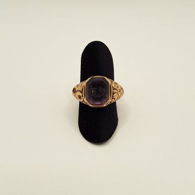 une image représentant une bague en or sertie d'une pierre d'améthorate