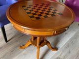 trois chaises placées à côté d'une table sur laquelle se trouve un échiquier