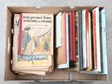 une boîte pleine de livres posée sur le sol