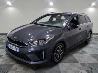 la voiture grise est garée sur un sol en damier dans le garage