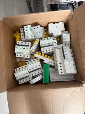 une caisse remplie de matériel électrique posée par terre