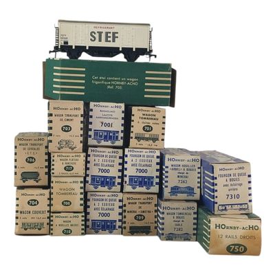 une pile de cartons surmontée d'un train