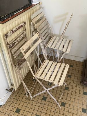 quatre chaises et une table dans un coin de la pièce